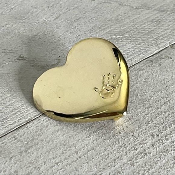 THE VARIETY CLUB Vintage Gold Tone Signed 50th Anniversary Heart Collector’s Pin - Picture 2 of 5